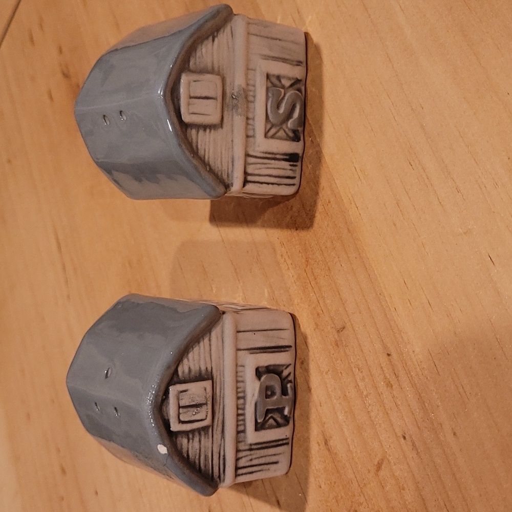 Gray Barn salt & pepper shakers - Picture 2 of 9